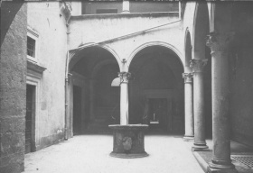 aquila palazzo dragonetti cortile